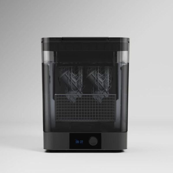 La Form Wash de 2e génération est un appareil de finition conçu par Formlabs pour nettoyer et rincer automatiquement les pièces imprimées en résine.