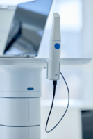 Scanner intra-oral Medit i900c posé sur un Medit cart