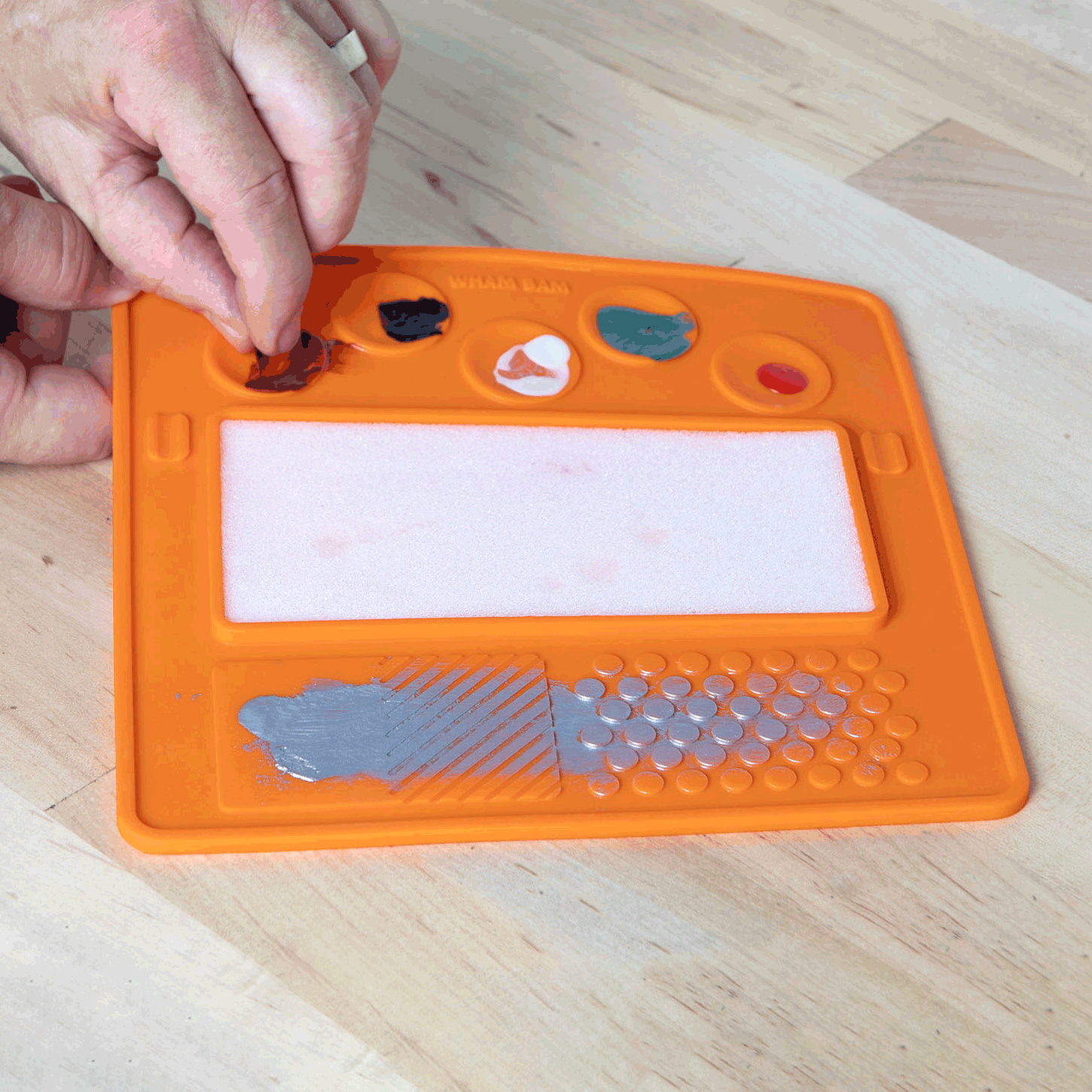 SLAP PALETTE : Palette de peinture artistique avec stations de mélange, zones pour pinceaux secs, porte-pinceaux et palette humide intégrée.