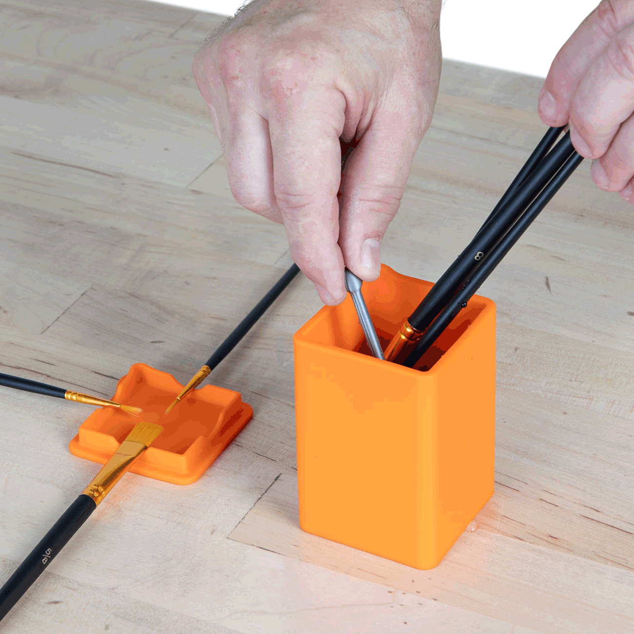 Que vous soyez en train de rincer vos pinceaux, mélanger des résines ou stocker vos outils, le SLAP WELL garde votre zone de création propre et optimisée.