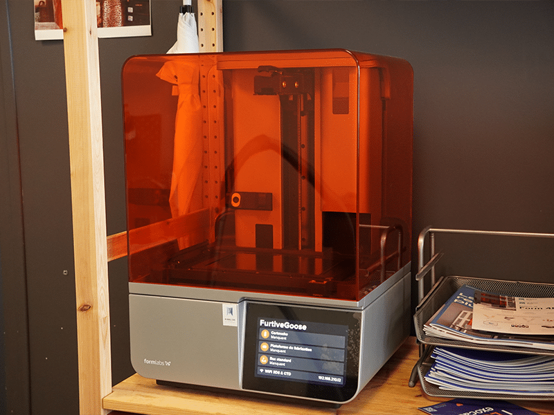 Imprimante 3D Form 4 utilisée dans un laboratoire