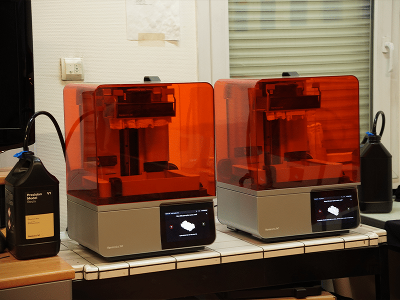 Plusieurs imprimantes 3D Form 4 utilisée dans un laboratoire