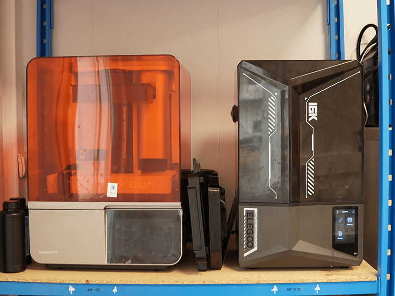 Parc hybride imprimantes 3D Form 4 et Saturn 4 utilisées dans un laboratoire